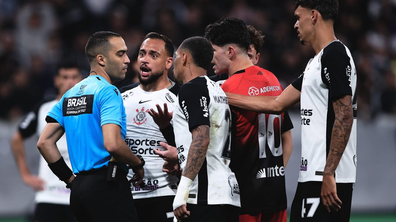 Árbitro discute uso do VAR em Corinthians x Athletico: foco na objetividade