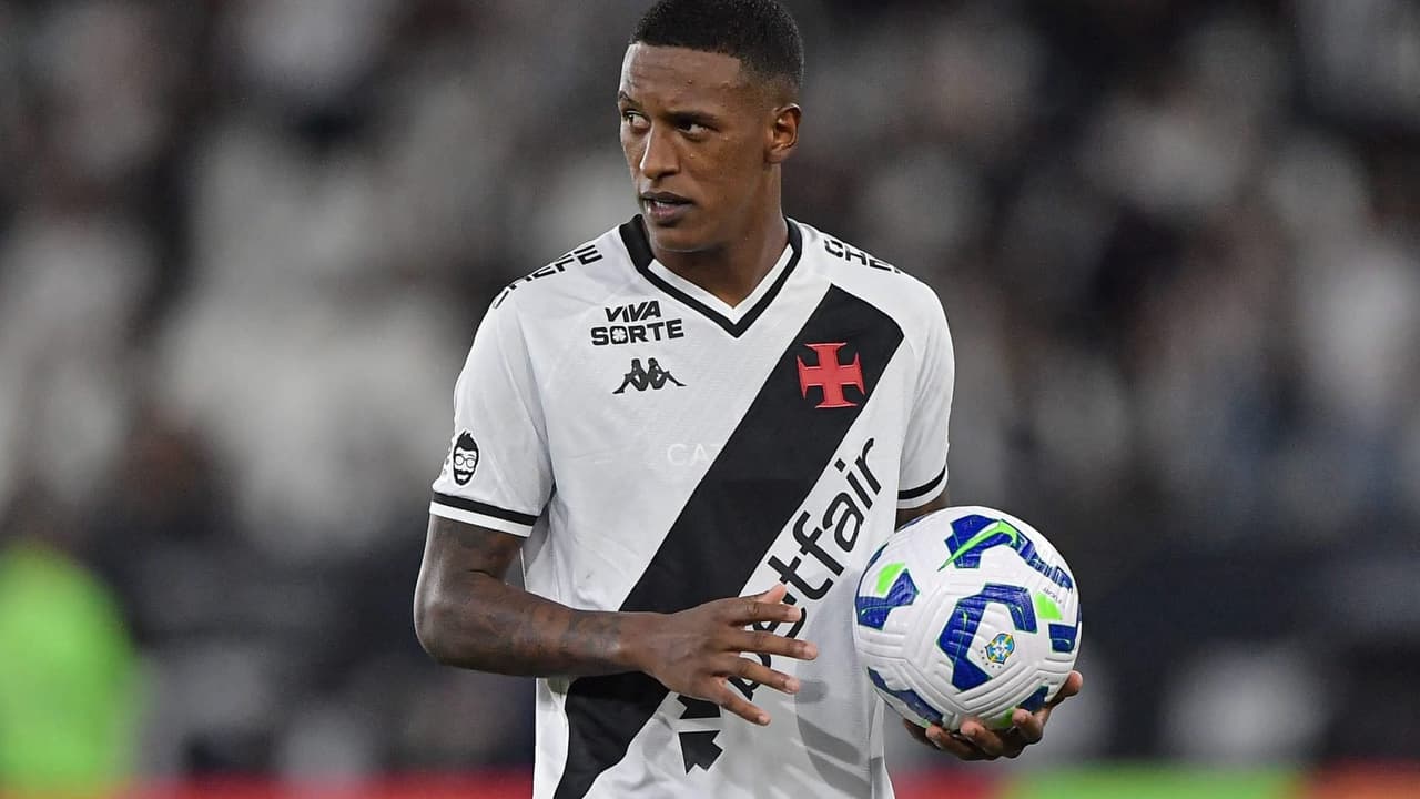 Jogador do Vasco revela pedido inusitado para Robert Renan antes de pênalti