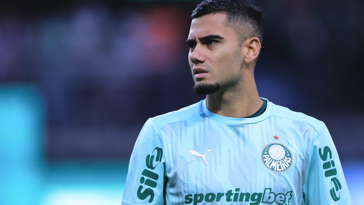 Andreas Pereira dribla Everton Ribeiro em reencontro de ex-companheiros do Flamengo
