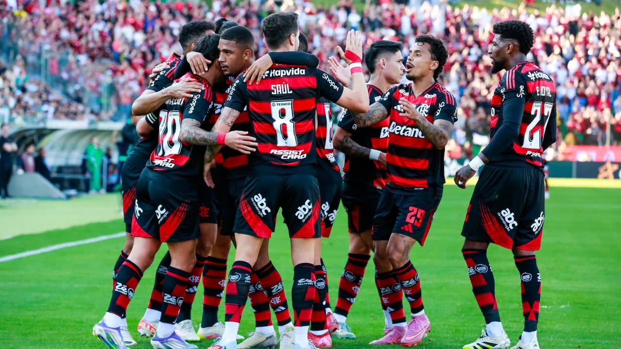 Galvão Bueno destaca desempenho de jogador do Flamengo: Cada dia mais impressionado