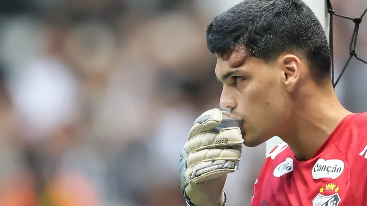 Após concussão, Gabriel Brazão é dúvida no clássico entre o Santos e o São Paulo