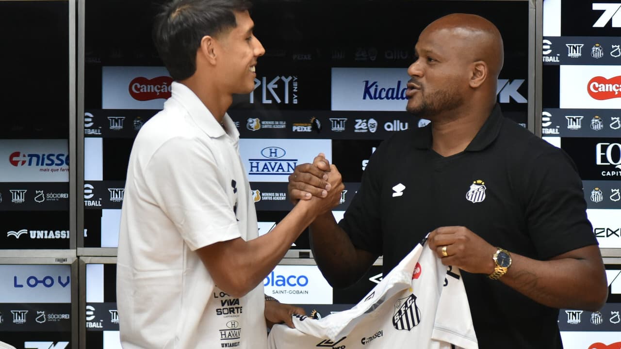 Lembra dele? Santos apresenta novo reforço ao lado do ‘último zagueiro’