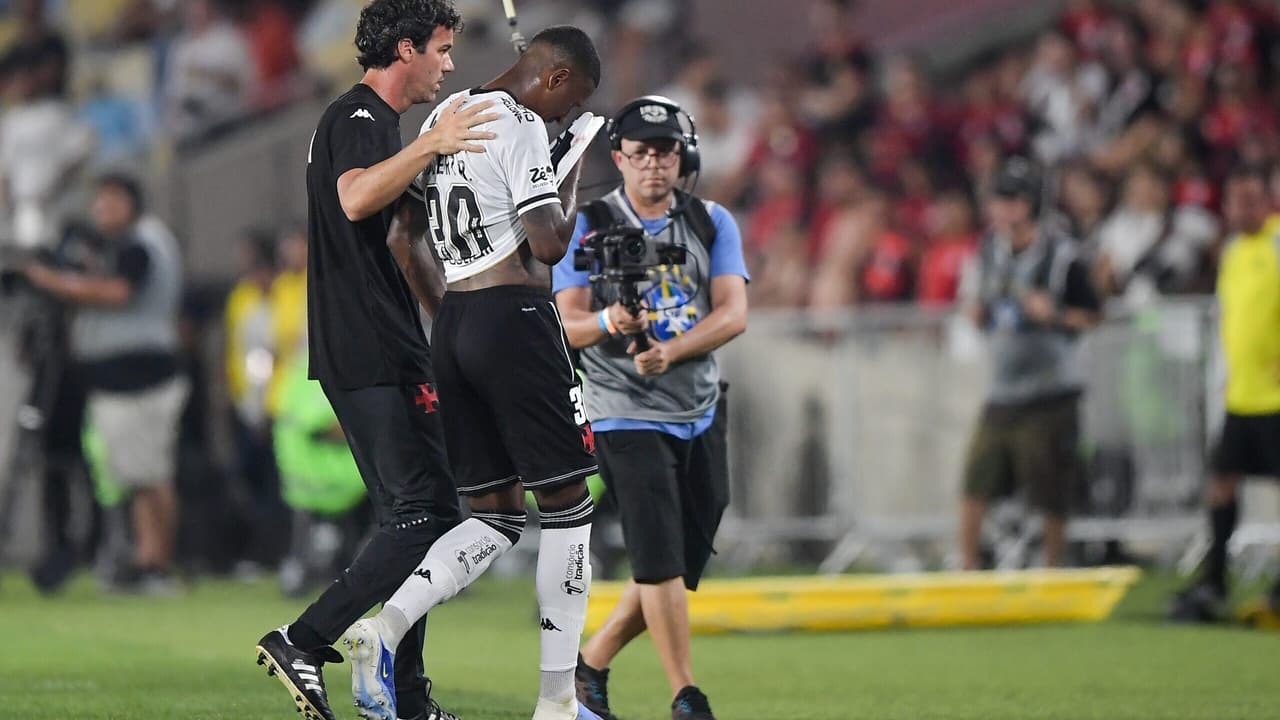 Leitura labial revela momento de inconsciência de jogador do Vasco: ‘Não sei onde estou’