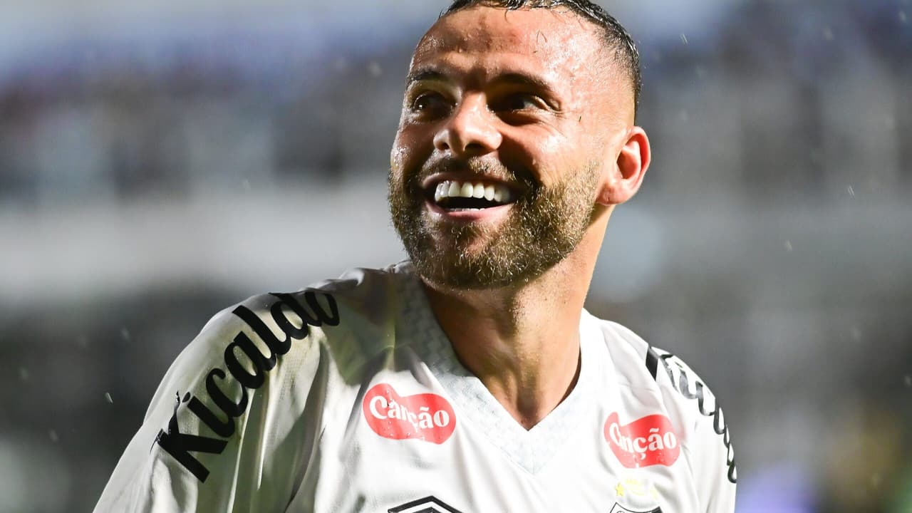 Guilherme vibra após decidir clássico pelo Santos: 'Dias difíceis'