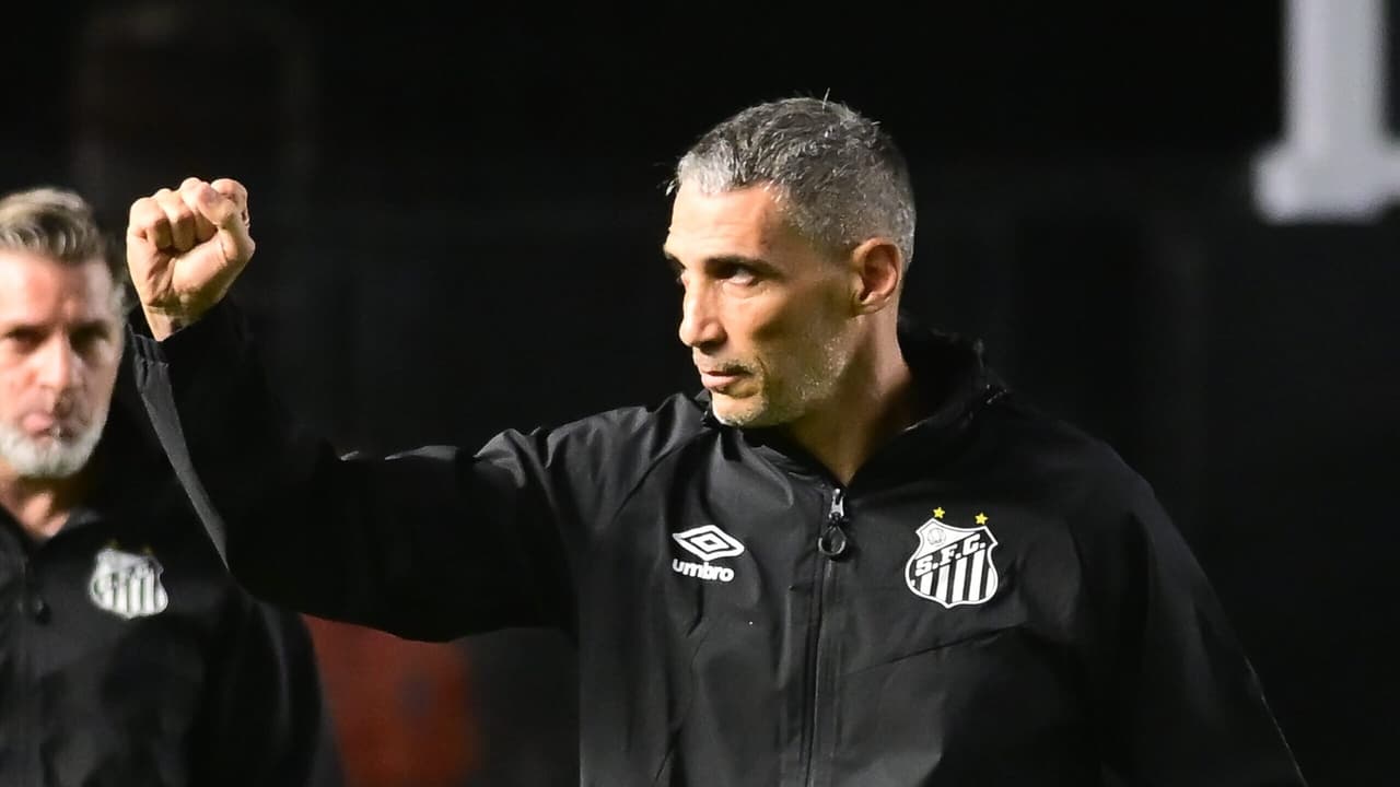 Após vitória do Santos no clássico, Vojvoda comenta lesão de Neymar: 'Eu via ele muito feliz'