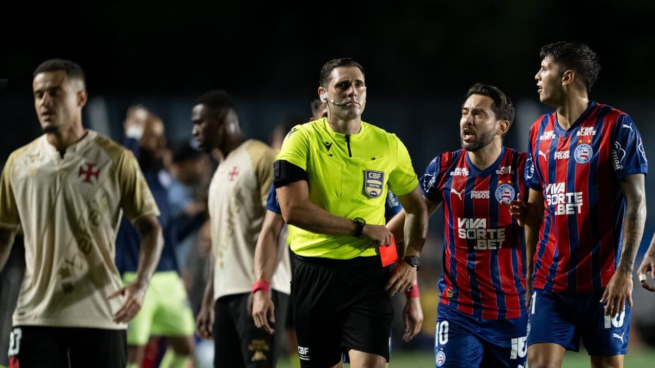 Coutinho e Everton Ribeiro detonam arbitragem de Vasco x Bahia: 'Complicando'