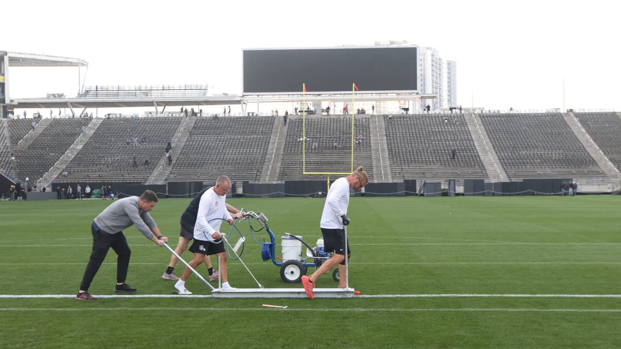 Astro da NFL analisa qualidade do gramado da Arena Corinthians no Brasil