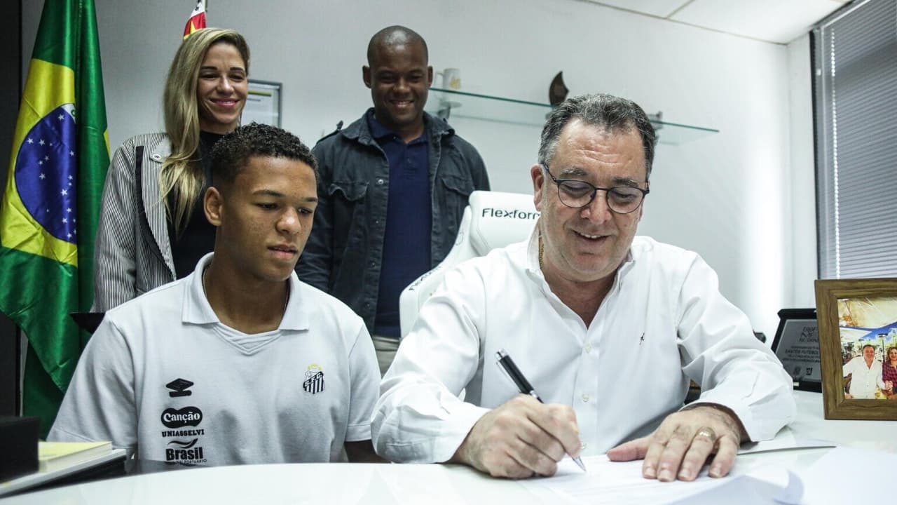 Artilheiro do Sub-17 do Santos assina contrato profissional com multa de R$ 625 milhões
