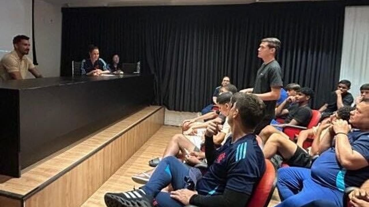 Danilo ministra palestra para jovens atletas da base do Flamengo