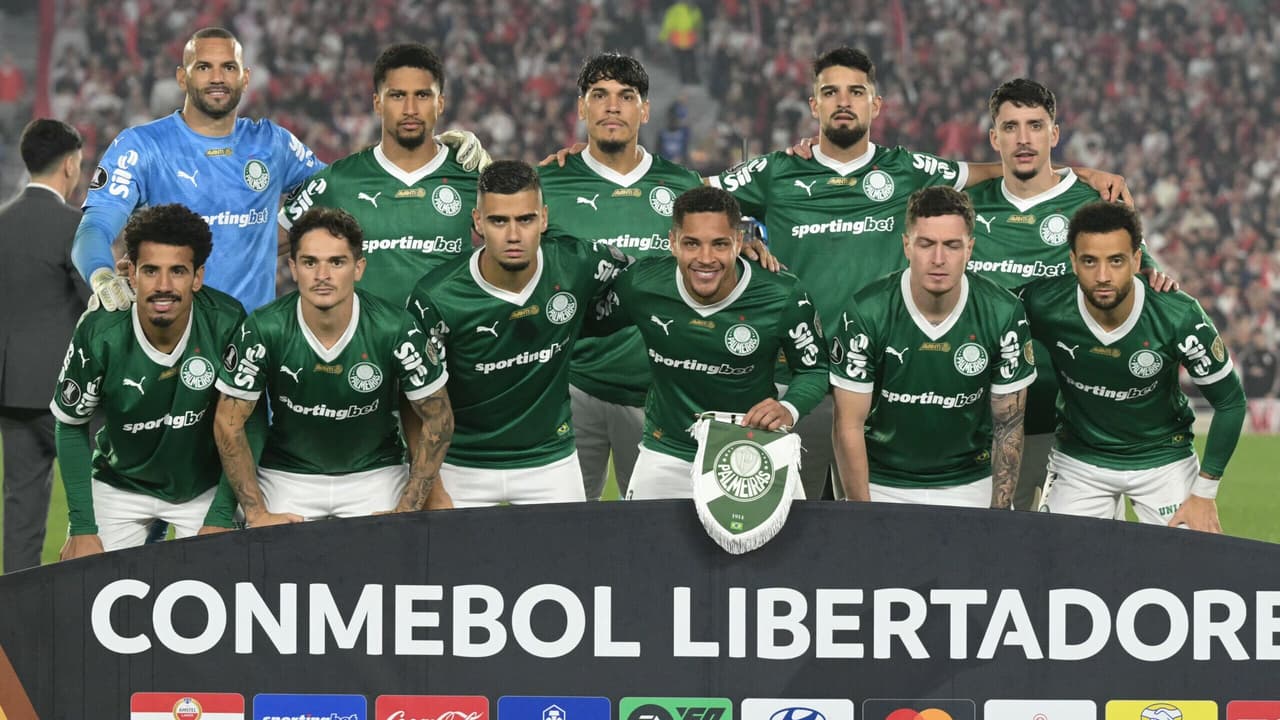 Palmeirense brilha contra o River Plate e é ovacionado como 