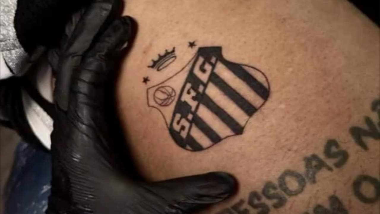 Neymar faz tatuagem em homenagem ao Santos na coxa