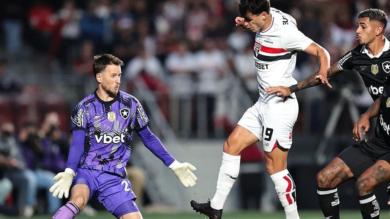 Atacante quebra jejum e chora após gol em vitória do São Paulo