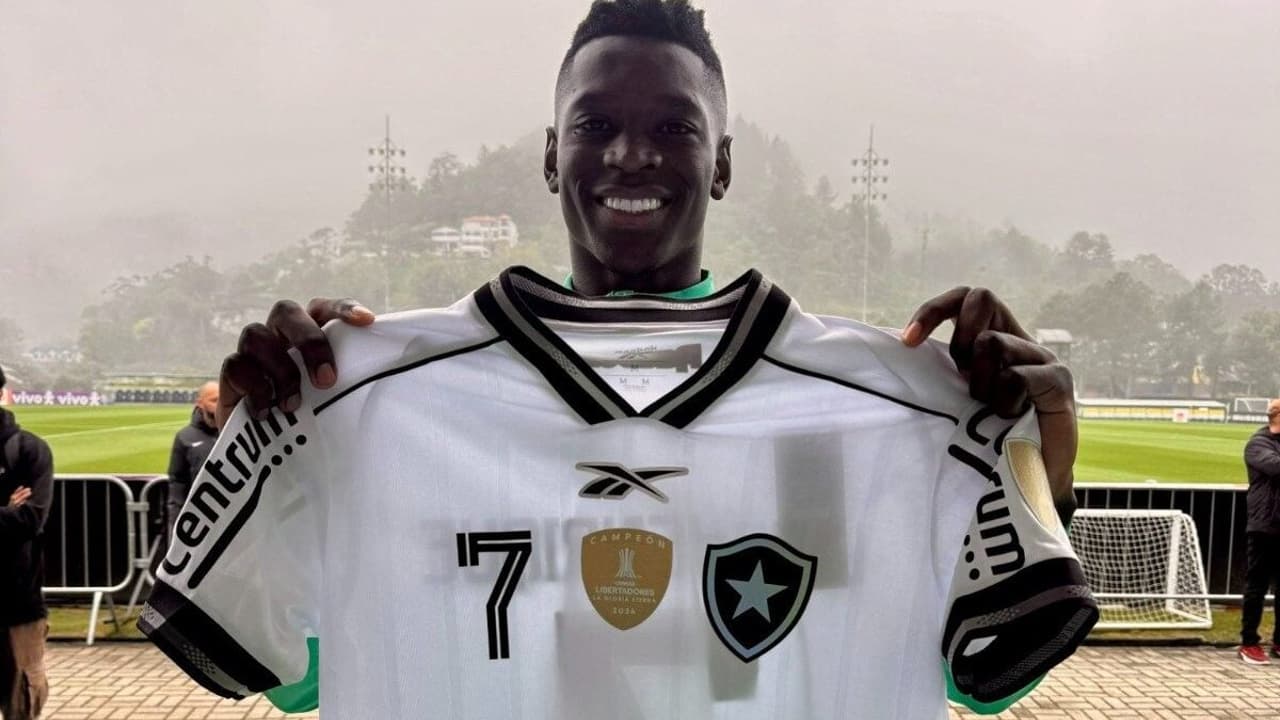 Botafogo presenteia ídolo Luiz Henrique com nova camisa