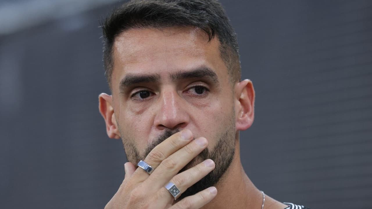 Renato Augusto se emociona ao receber homenagem especial do Corinthians