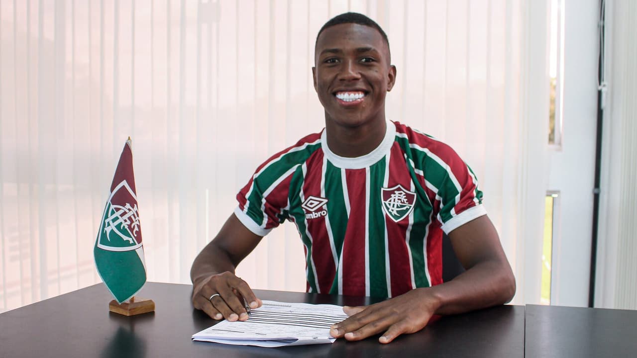 Fluminense fecha contratação de jogador de 18 anos