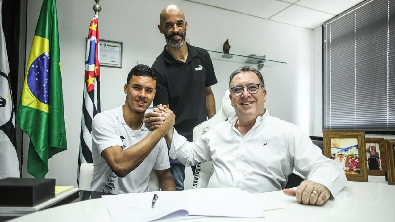 Goleiro João Pedro assina aditamento contratual no Santos