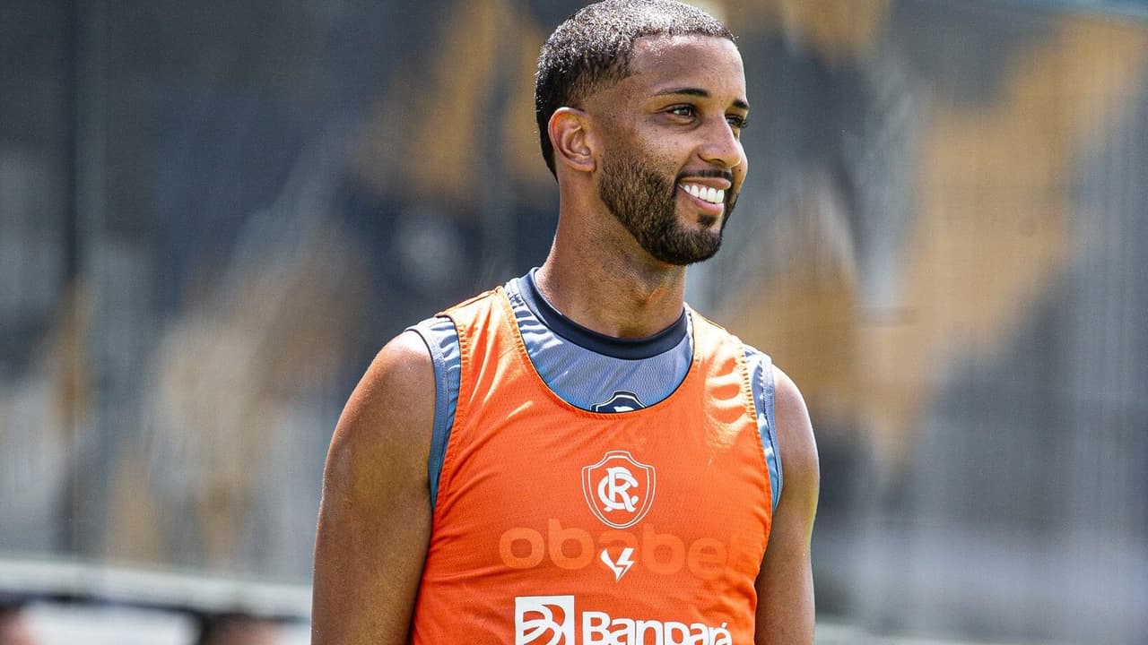 Ex-Flamengo e Palmeiras volta a jogar após um ano e se emociona