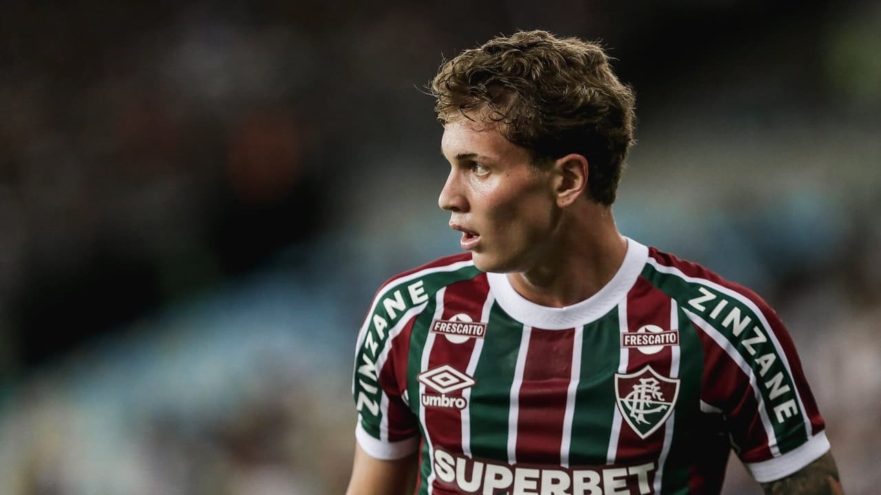 Com a Seleção, lateral do Fluminense fala sobre treinos: 'É diferente'