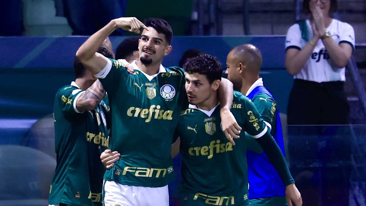 Veiga elogia Flaco López e faz divertida comparação com Messi