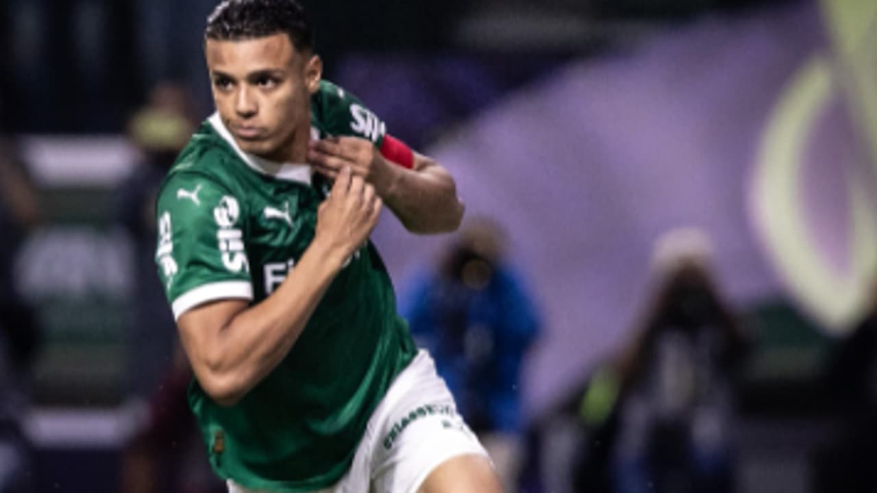 Robson, joia da base, renova contrato com o Palmeiras por mais uma temporada