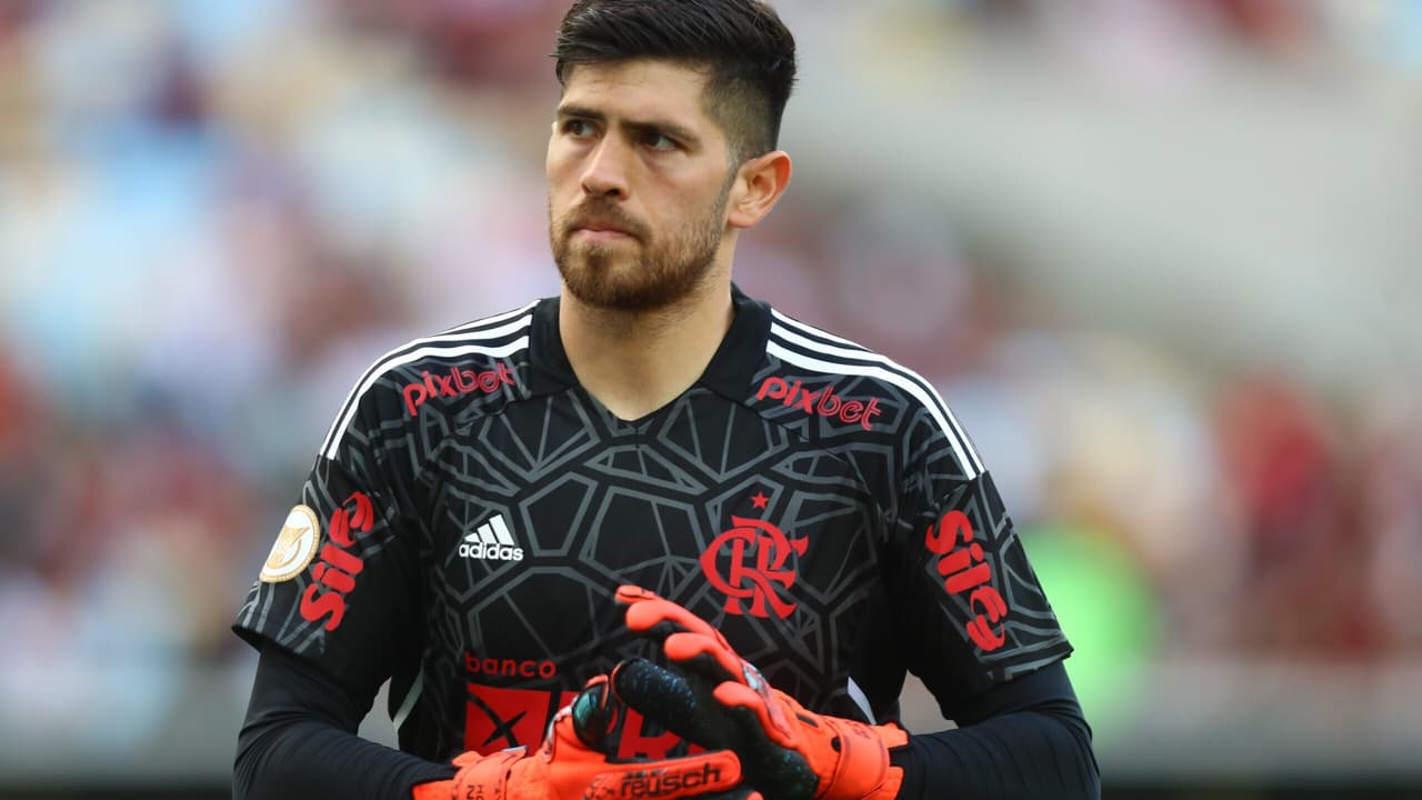 Falha decisiva de Rossi em Flamengo x Estudiantes gera revolta entre torcedores