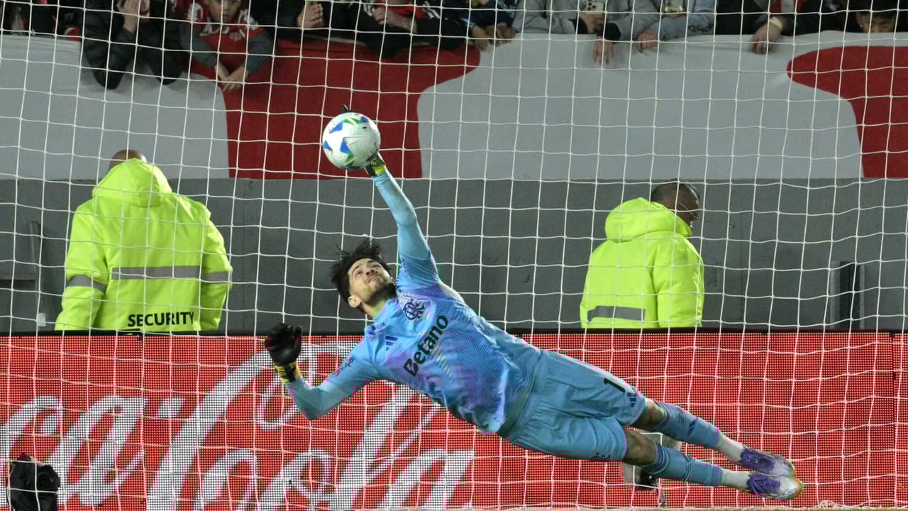 Flamengo avança e torcedores elogiam Rossi após atuação decisiva na classificação