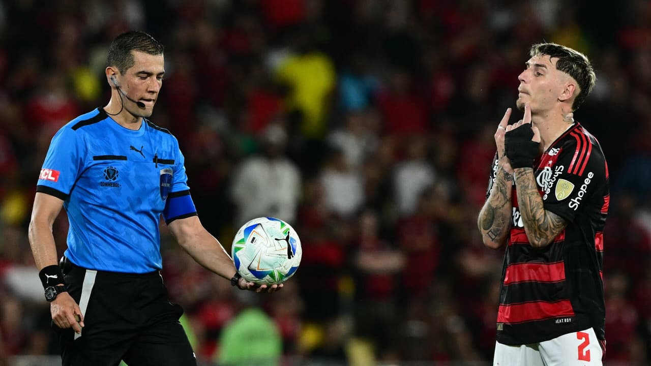 Jogadores do Flamengo detonam árbitro após polêmicas na Libertadores: 'Empurrou o time deles'