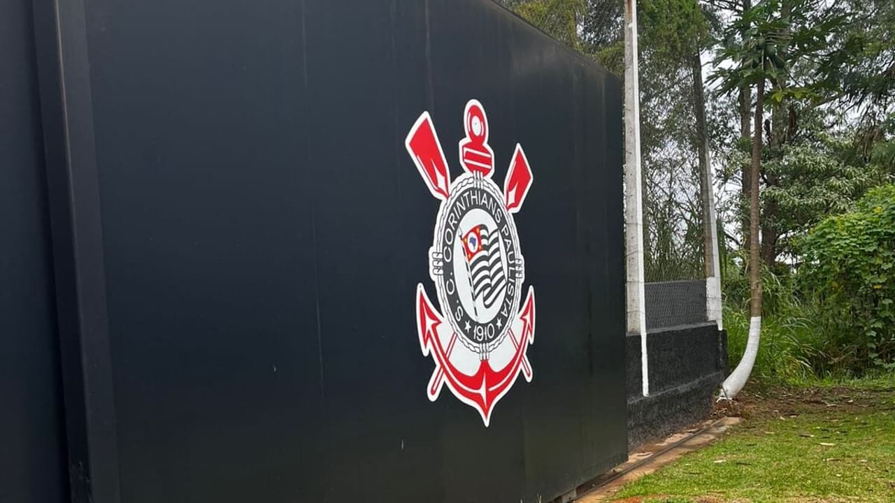 Organizadas do Corinthians entram no CT para conversa com o elenco