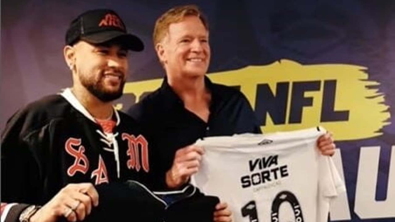 Neymar e Roger Goodell trocam presentes durante partida da NFL