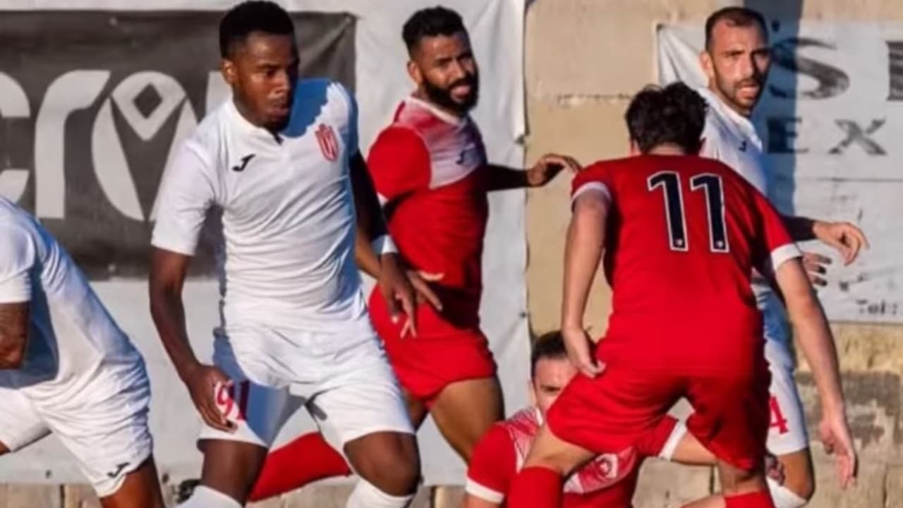 Ex-Botafogo faz 'gol que o Pelé não fez' na Europa; veja lance