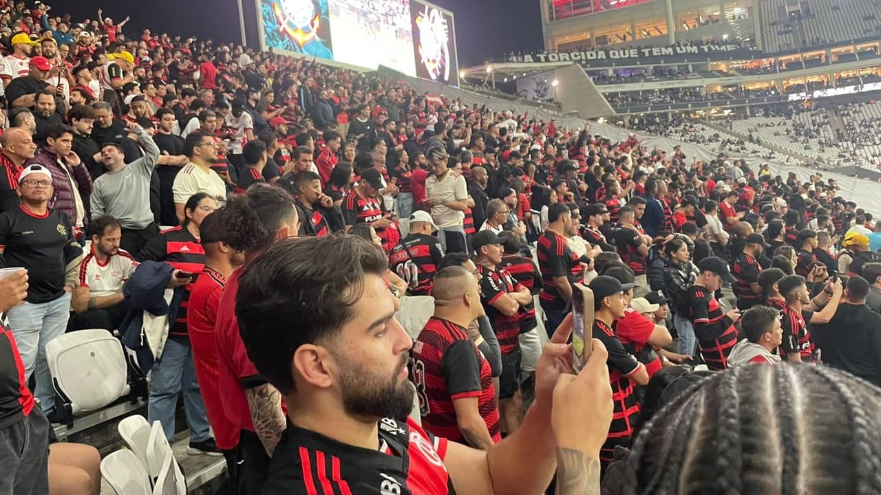 Flamengo lota setor visitante da Arena e críticas a Hugo Souza e Matheuzinho