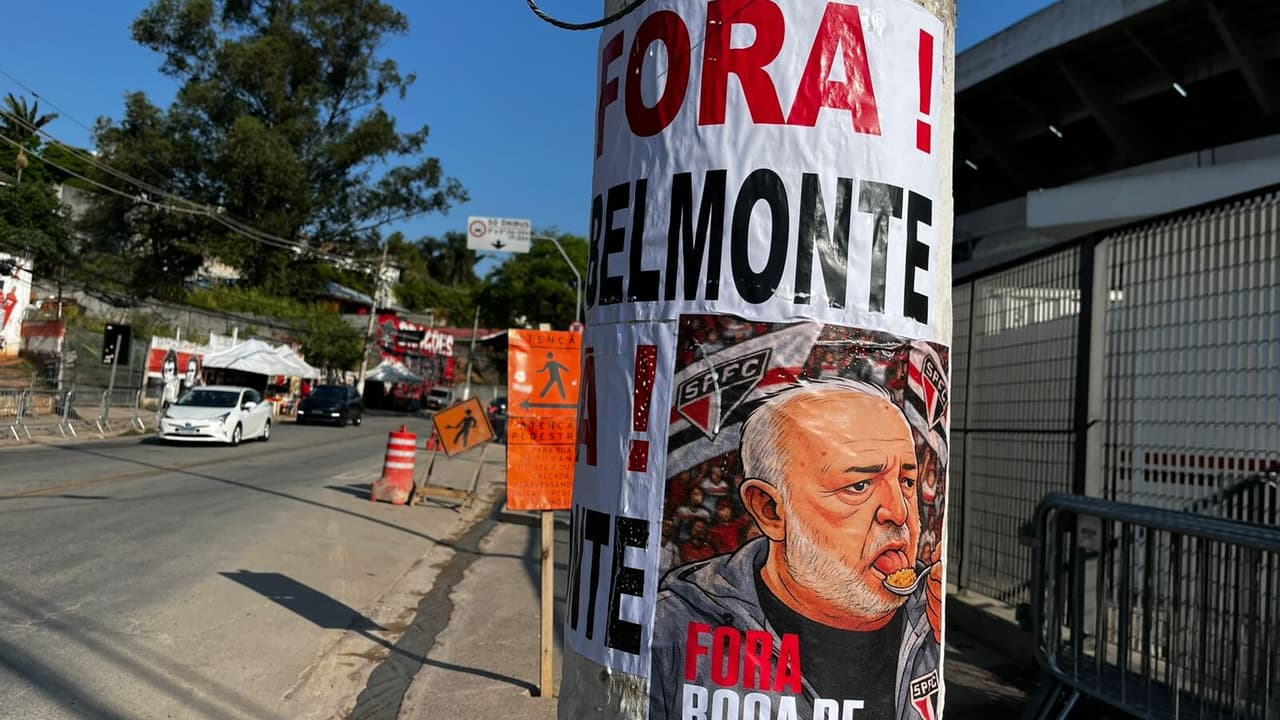 Torcida do São Paulo cola placas de protesto no entorno do Morumbis antes do jogo