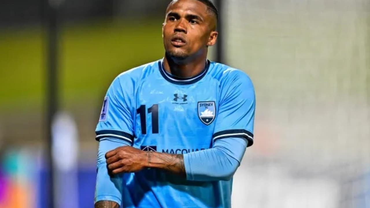 Douglas Costa rescinde contrato com atual clube; confira