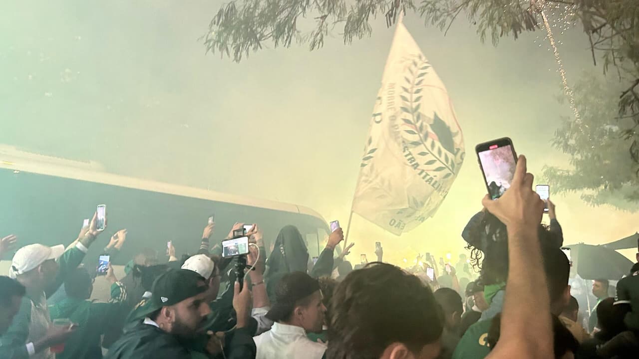 Torcida do Palmeiras celebra equipe com corredor verde antes de partida contra o River