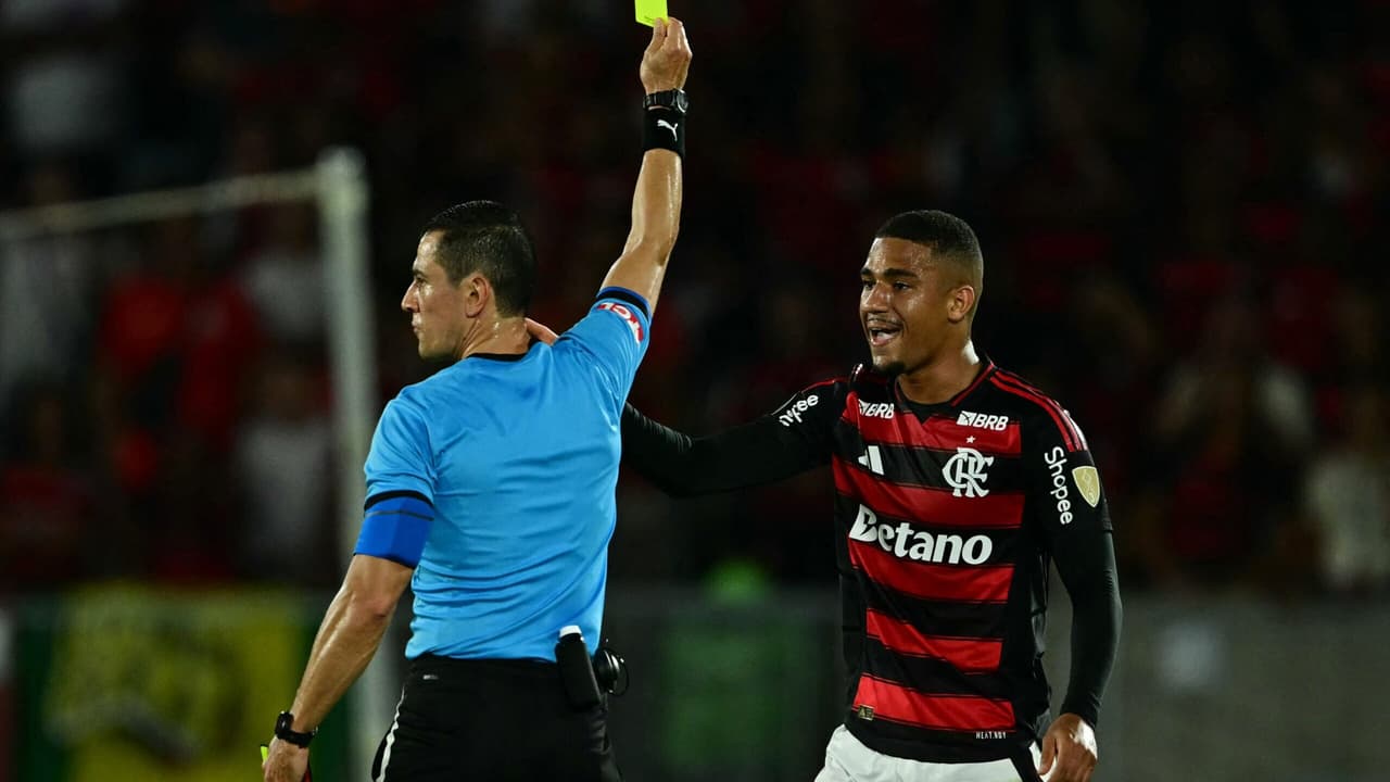 Comentarista minimiza polêmicas de arbitragem em Flamengo x Estudiantes como loucura