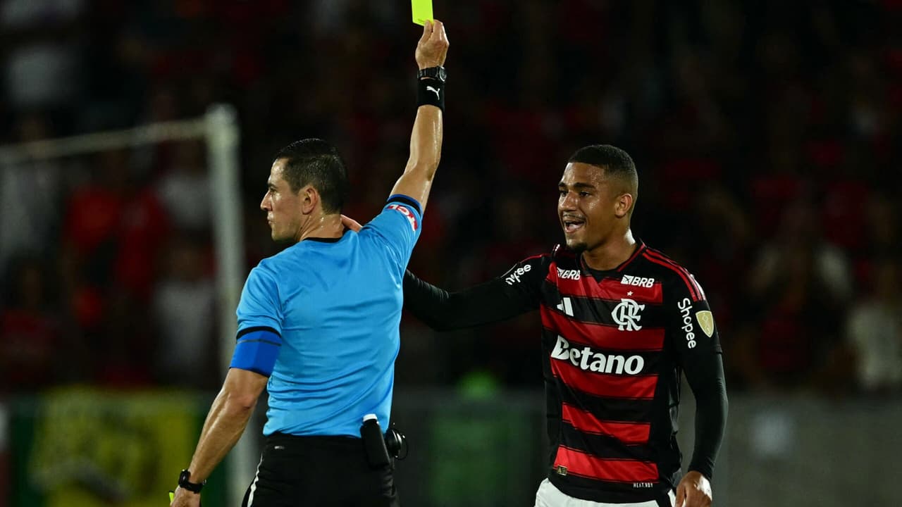 Polêmica na arbitragem de Flamengo x Estudiantes: especialista aponta lance "sutil"