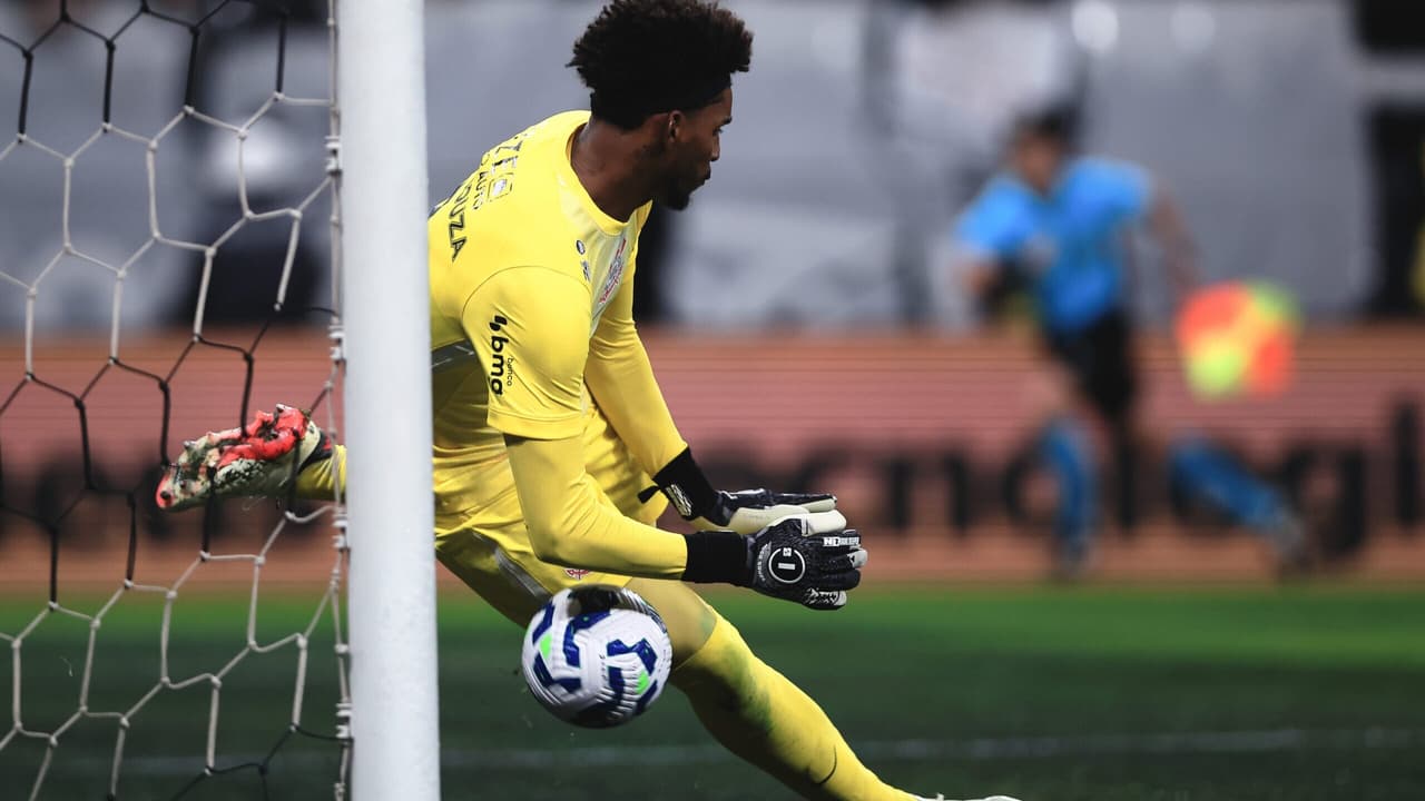 Hugo Souza comemora marca histórica e pede reação do Corinthians no Brasileirão