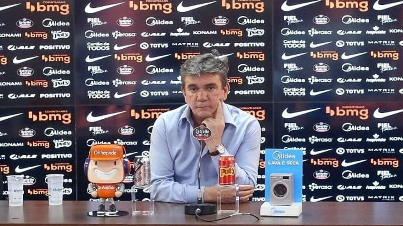 Torcida do Corinthians cobra afastamento de ex-Presidentes