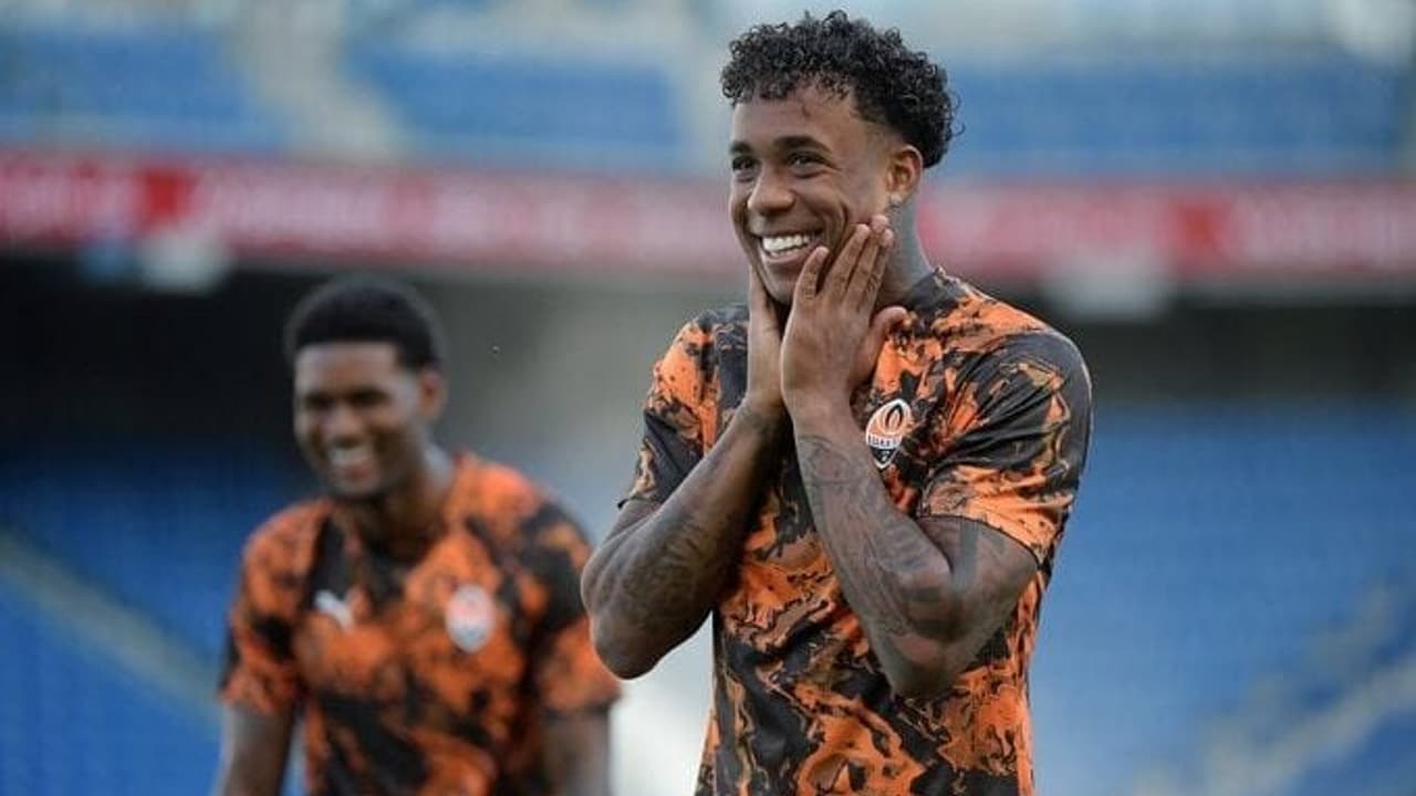 Clubes europeus disputam ex-jogador do Palmeiras em leilão de transferências