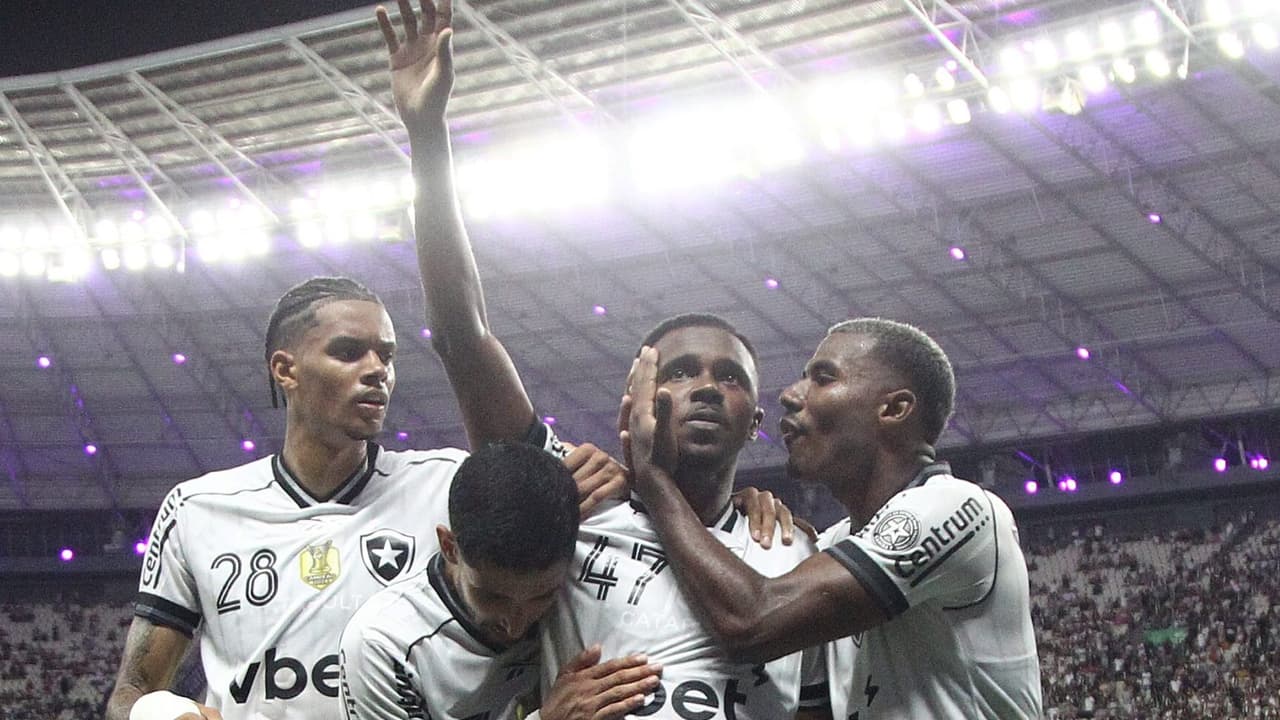 Jeffinho celebra gol decisivo e elogia Ancelotti: 'Está indo muito bem'