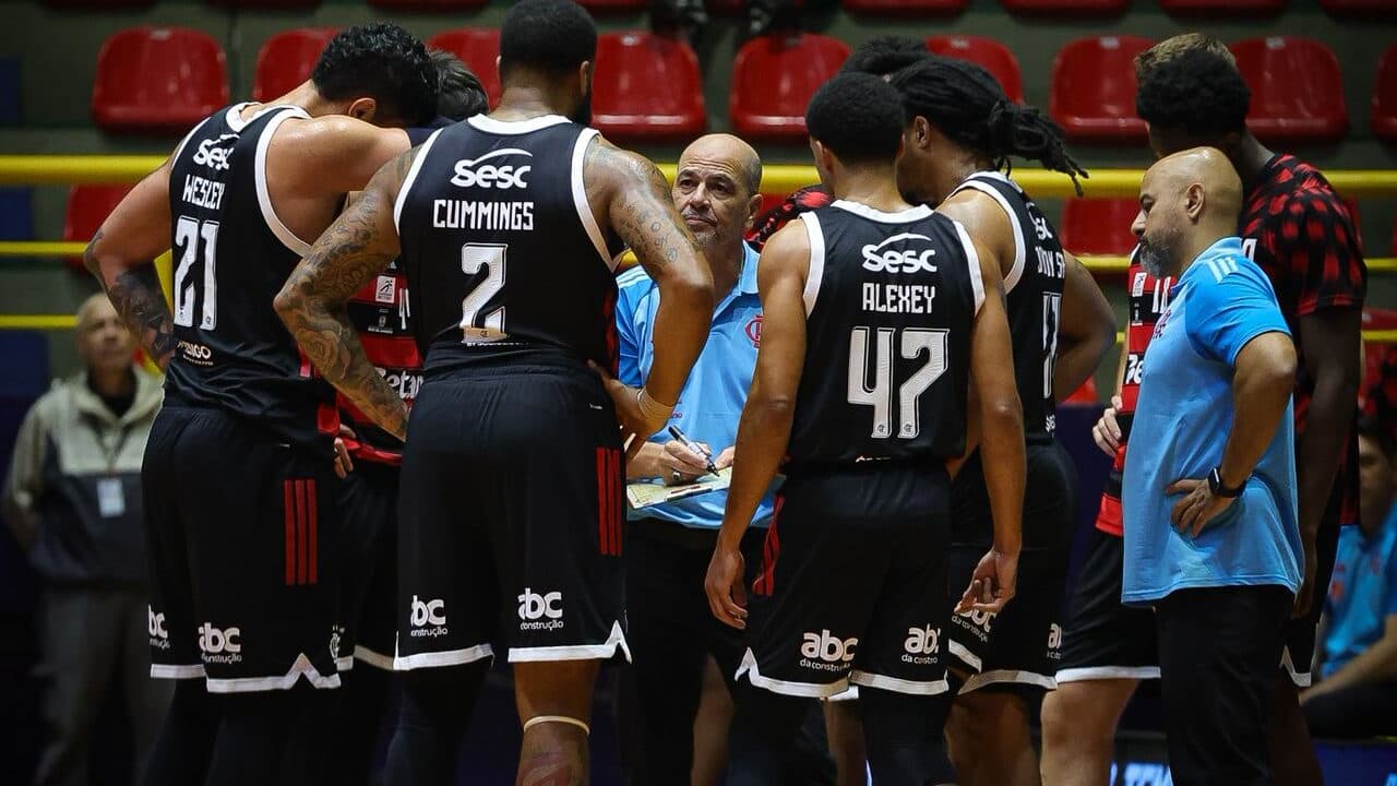 Flamengo brilha e mantém invencibilidade ao vencer Corinthians em partida impecável