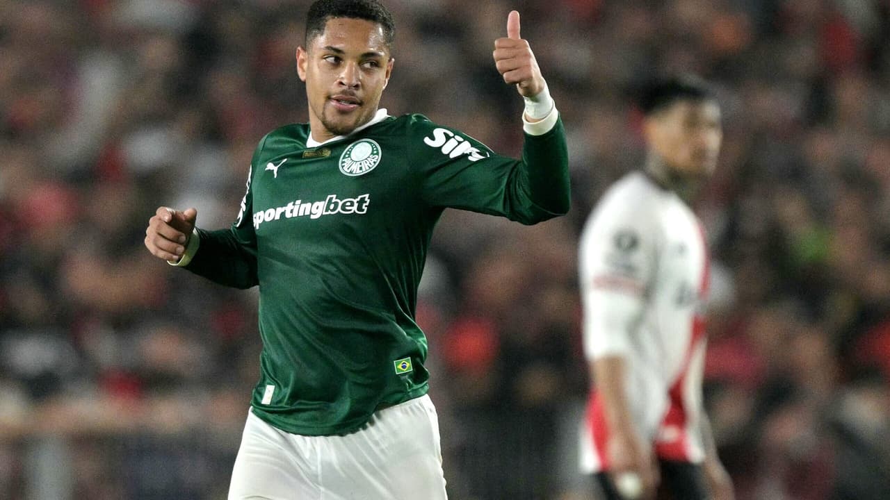 Torcedores não perdoam: lance de Vitor Roque em LDU x Palmeiras provoca reações intensas nas redes