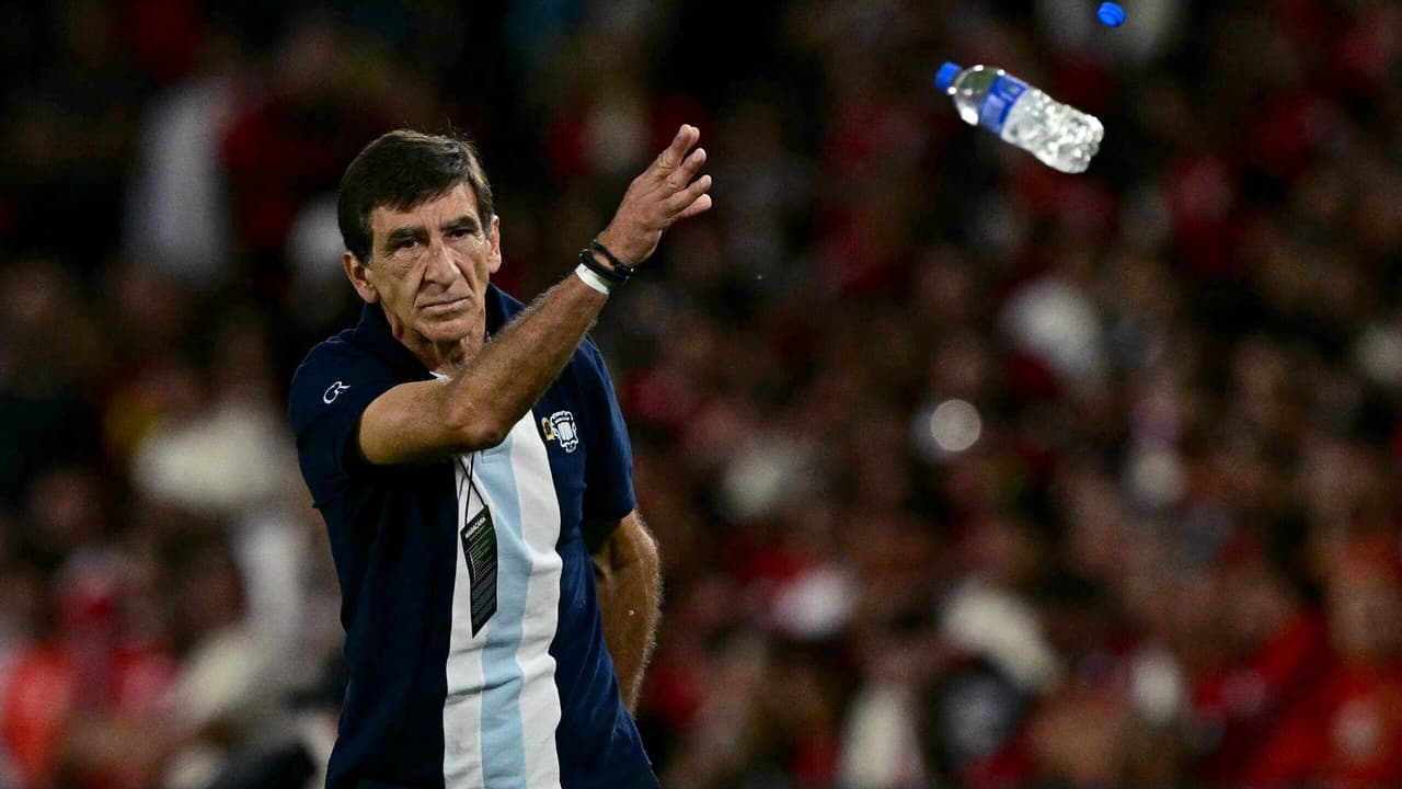 Torcedores do Flamengo reagem com ira às provocações do técnico do Racing: Falando demais!