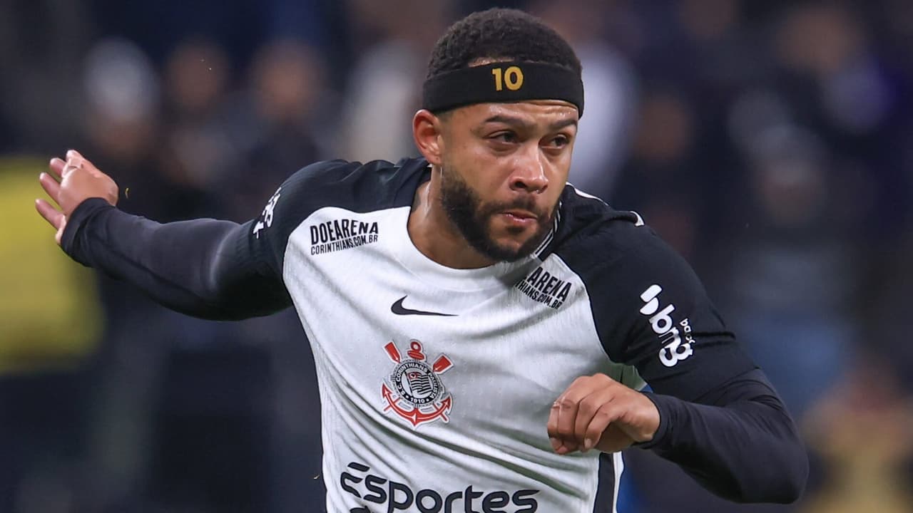 Memphis Depay gera polêmica em Santos x Corinthians com atitude controversa