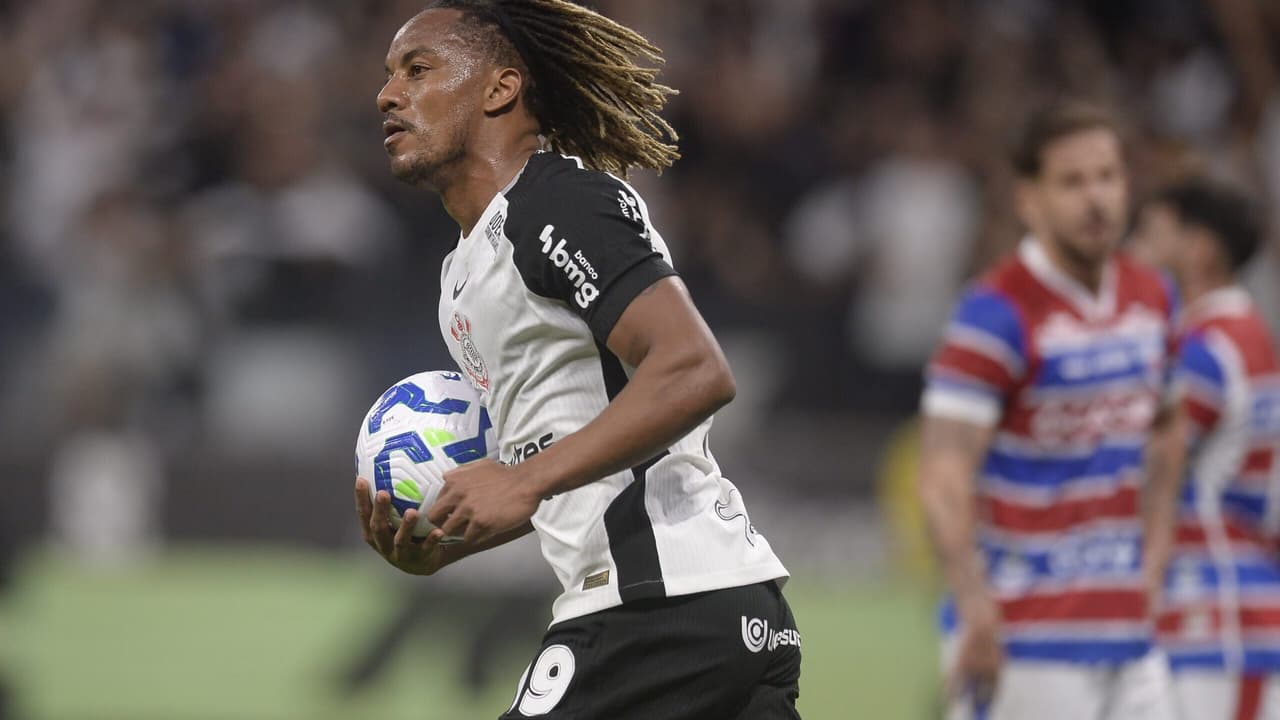 Após dois meses em recuperação, meia surpreende e volta ao Corinthians no duelo contra o Vitória