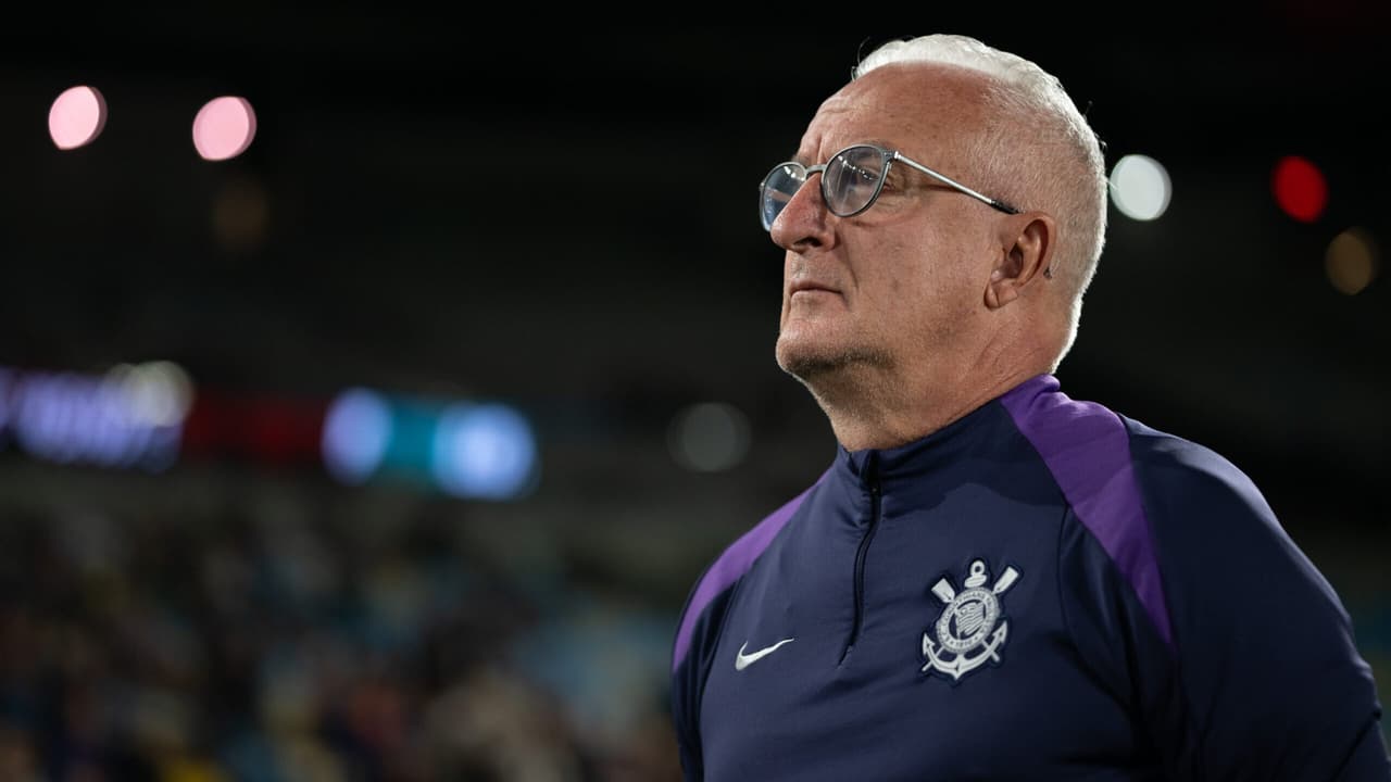 Torcedores do Corinthians se manifestam sobre empate com Inter e dorival