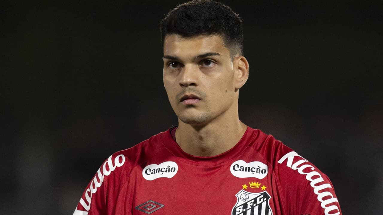 Gabriel Brazão comenta momento delicado do Santos: 'Erros estão custando caro'