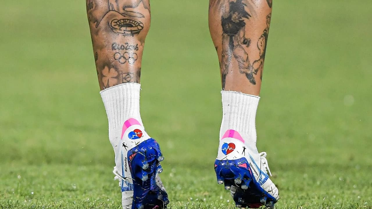 Gabigol leiloa chuteira usada no jogo do Cruzeiro com o Flamengo