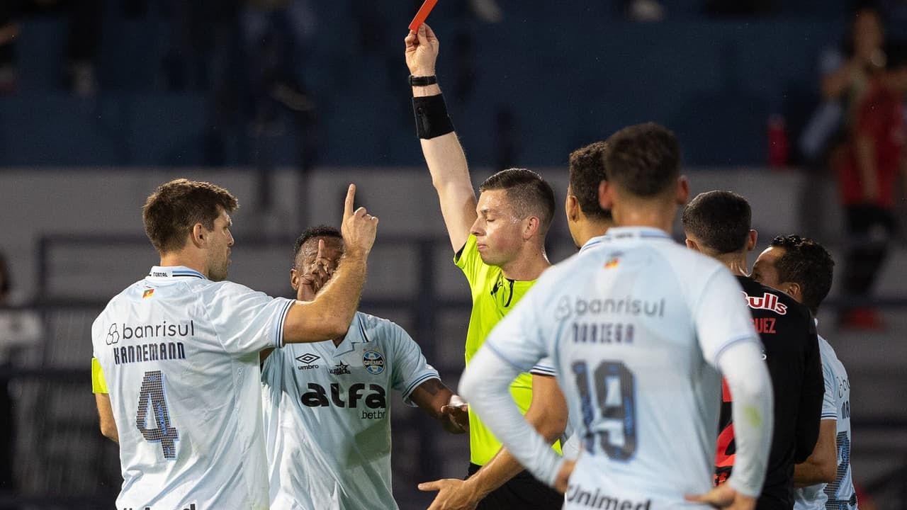 Órgão do STJD pede anulação de cartões à atletas do Grêmio
