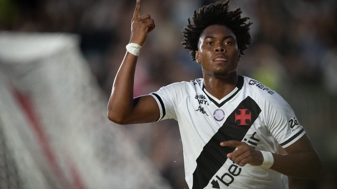 Herói da vitória do Vasco, GB já foi flagrado comemorando gol no meio da torcida; veja vídeo
